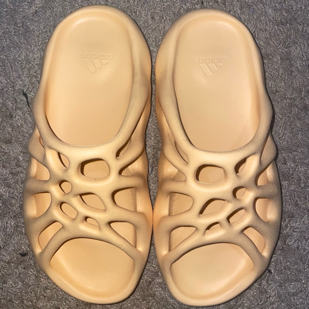 Yeezy 450 Slides Cream - Size 9 - Picture 2 of 4